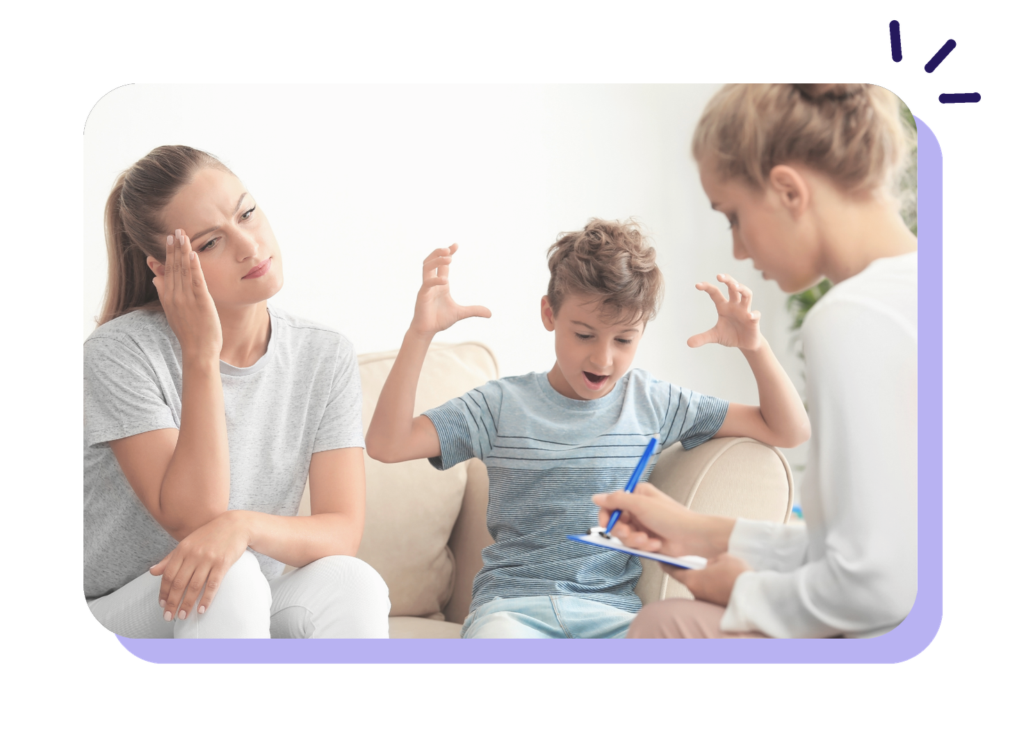 Une psychologue écoute une maman et son enfant lors d'un échange.